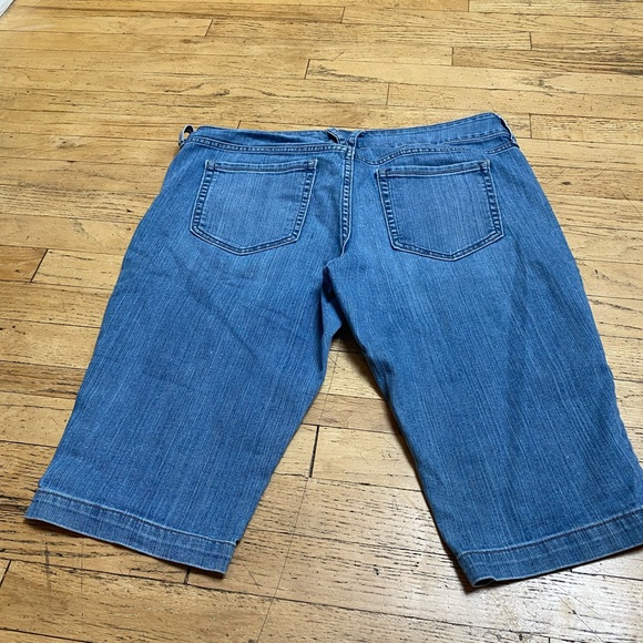 Old navy size 14 denim shorts. Inseam is 14 inches. Rise 9 - Picture 2 of 4
